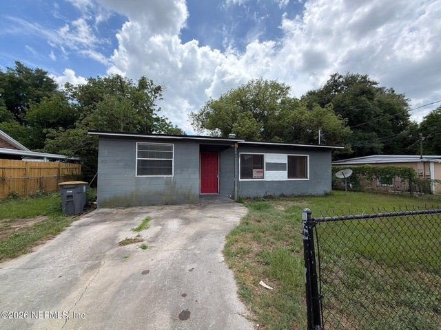 814 E 60th Street - Photo 1