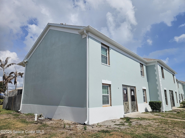 120 E Colonial Court - Photo 1