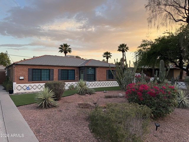705 W Wilshire Drive - Photo 1