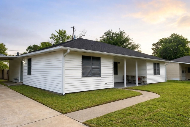 315 E Florida Avenue - Photo 1