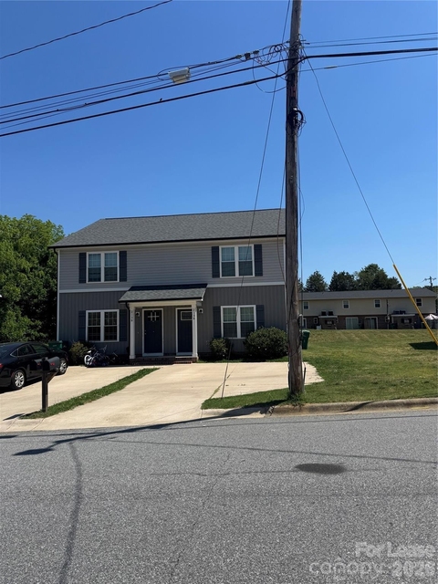 211 N Oak Street - Photo 1