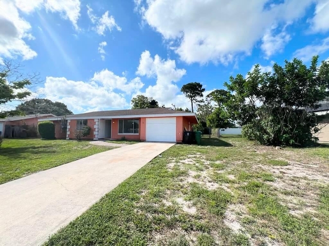 311 Sw Homeland Road - Photo 1