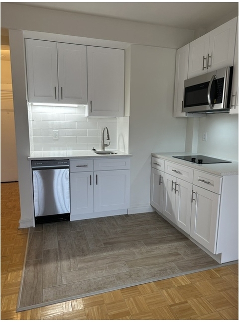 320 E 42nd St - Photo 1