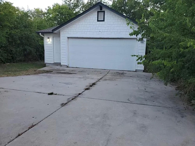 203 E Pecan St - Photo 1