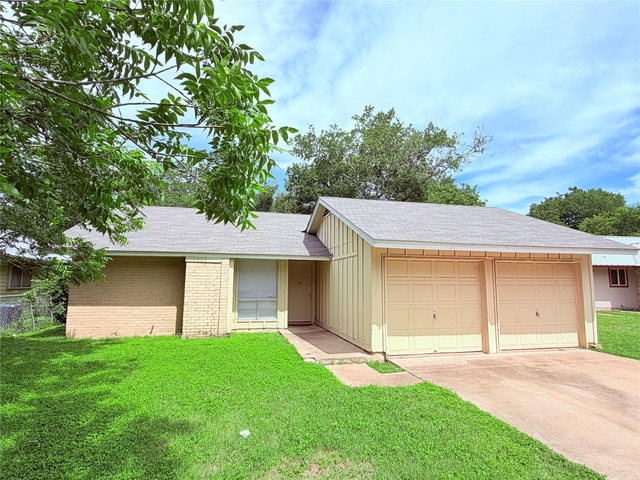5206 Village Trl - Photo 1
