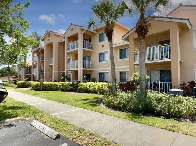 221 Sw Palm Drive - Photo 1