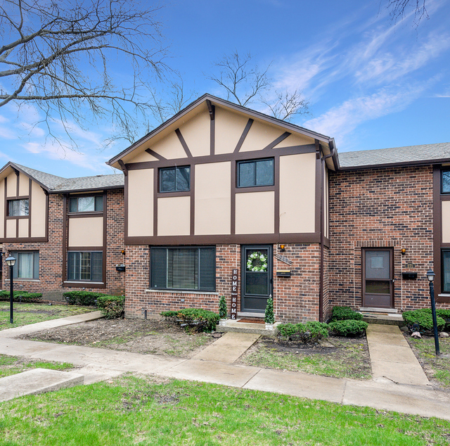 18w269 Kirkland Lane - Photo 1