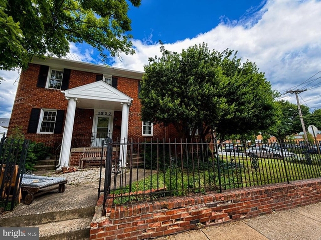 1327 S Queen Street - Photo 1