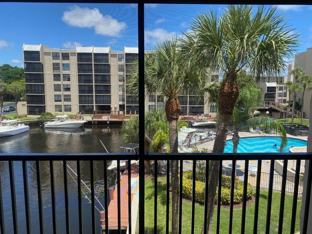 11 Royal Palm Way - Photo 1