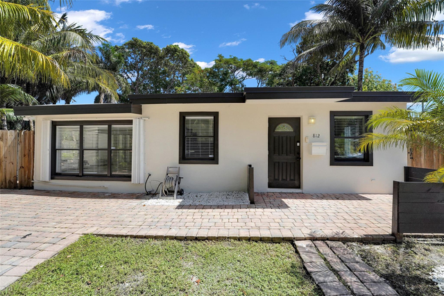 812 Ne 4th Avenue - Photo 1