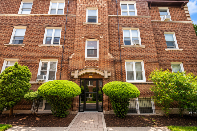 652 W Oakdale Avenue - Photo 1