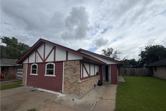 626 12th Street N - Photo 1