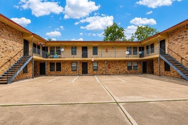 1108 N Elm Street - Photo 1