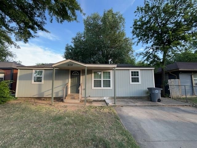 1808 Nw Taft Avenue - Photo 1
