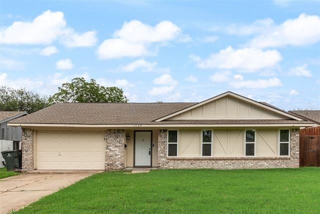 1024 Sunset Drive - Photo 1