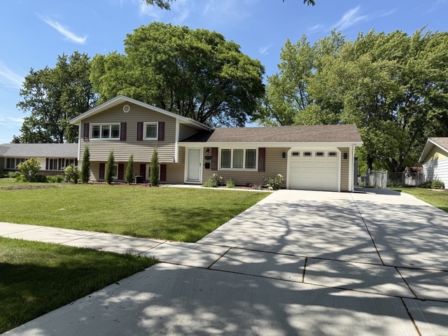 920 Royal Court - Photo 1