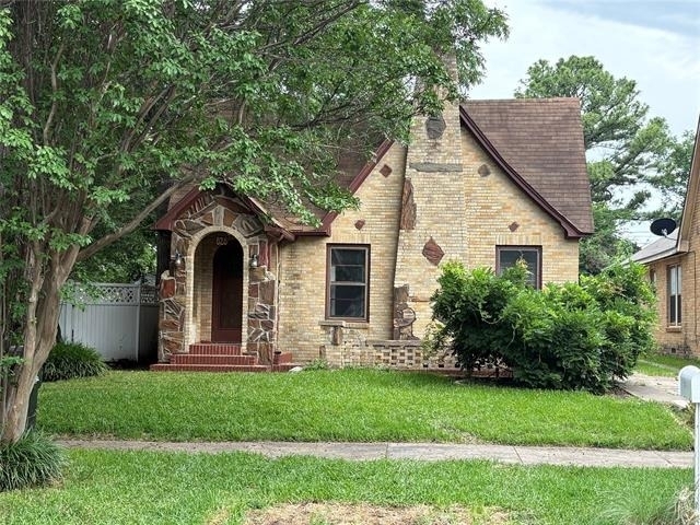 828 W Gandy Street - Photo 1