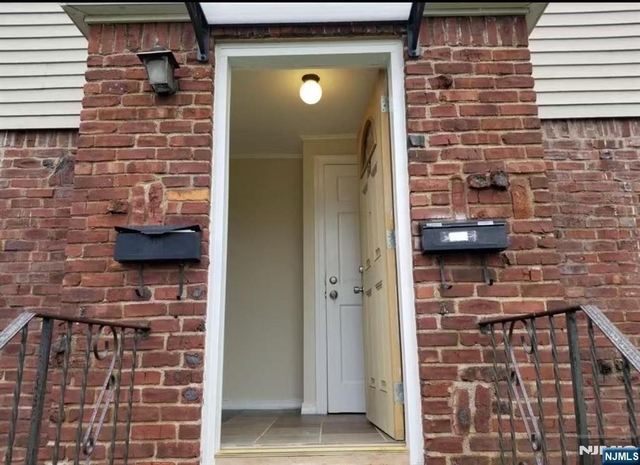 83 Macarthur - Photo 1