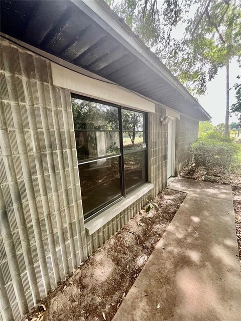 2321 Sw 31st Place - Photo 1