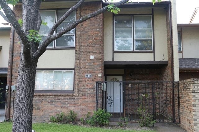 2005 Town Court - Photo 1
