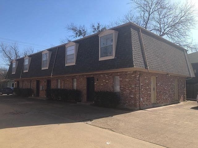915 N Elm Street - Photo 1