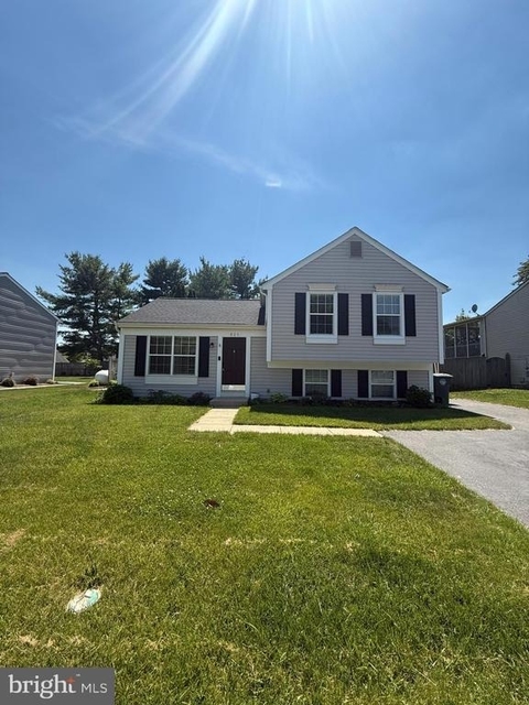 805 London Court - Photo 1