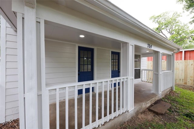 704 W Willis Street - Photo 1