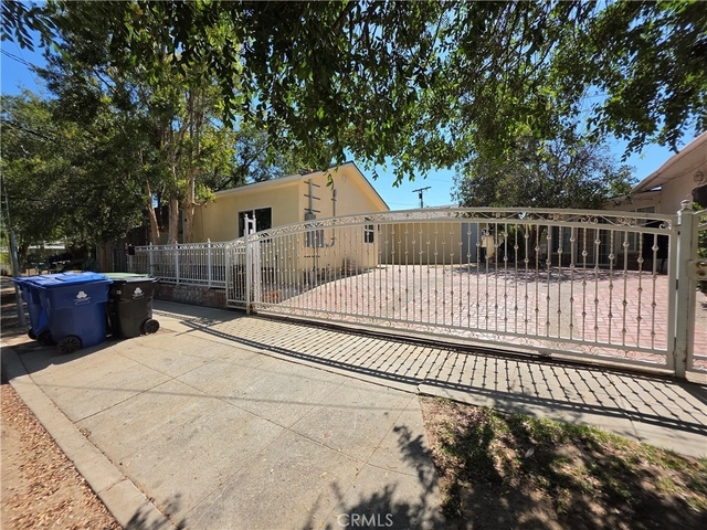 10849 N Swinton Avenue - Photo 1