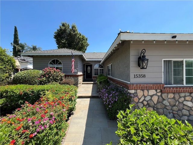 15358 Leadwell - Photo 1