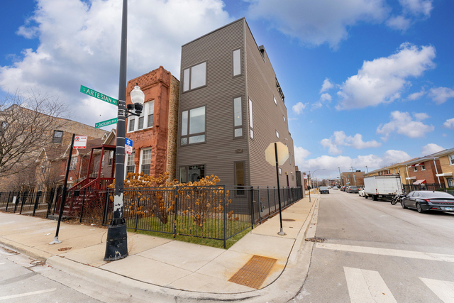 2437 W Jackson Boulevard - Photo 1
