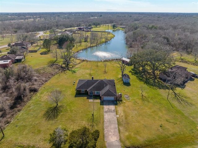140 Lakewood Drive - Photo 1