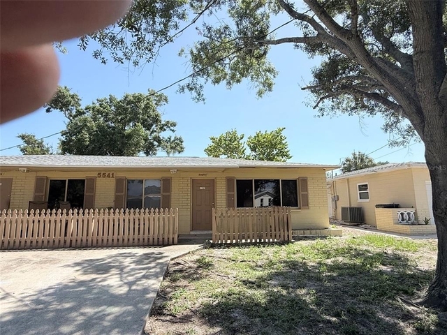 5541 Lown Street N - Photo 1