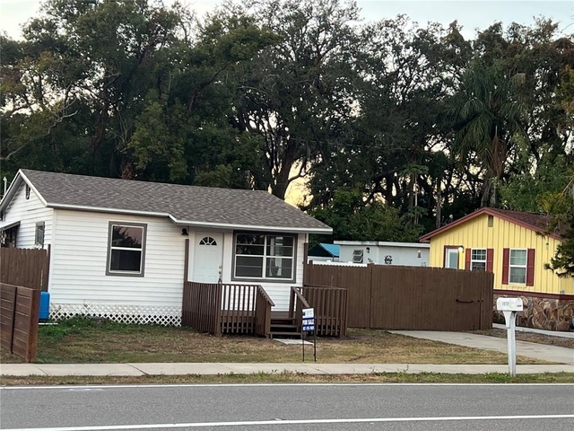 1658 Hempel Avenue - Photo 1