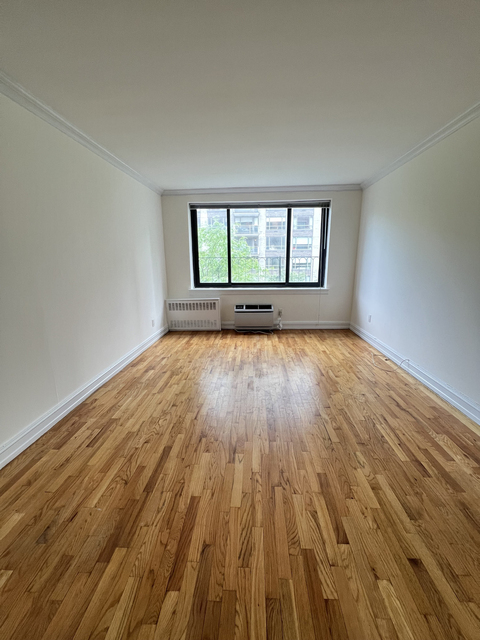York Avenue - Photo 1