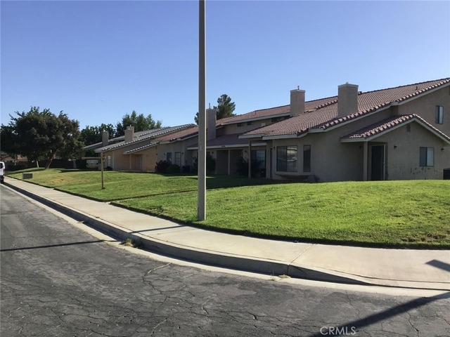 43942 18th Street E - Photo 1
