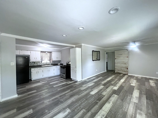 409 Oscar St - Photo 1