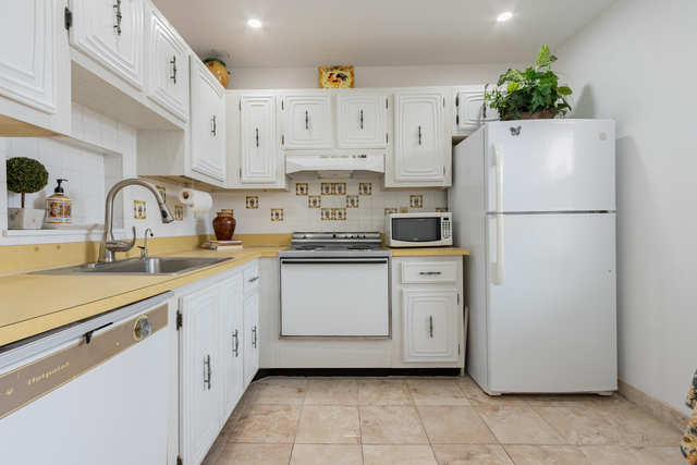 2811 Somerset Drive - Photo 1