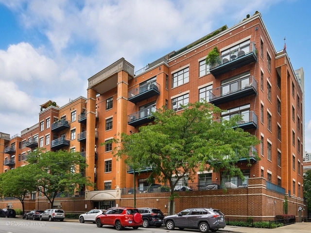 550 W Fulton Street - Photo 1