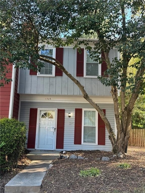 1306 Wedgewood Court - Photo 1