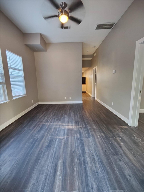 711 Graham Place - Photo 1