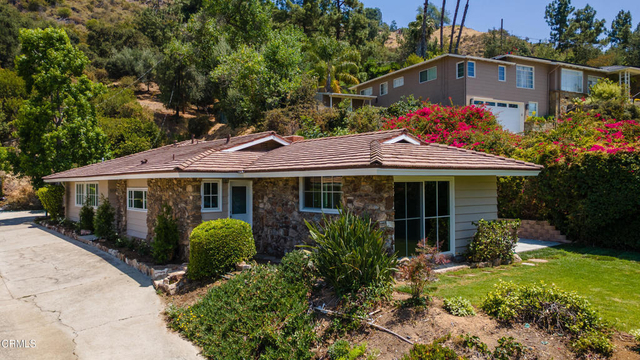 555 Paulette Place - Photo 1