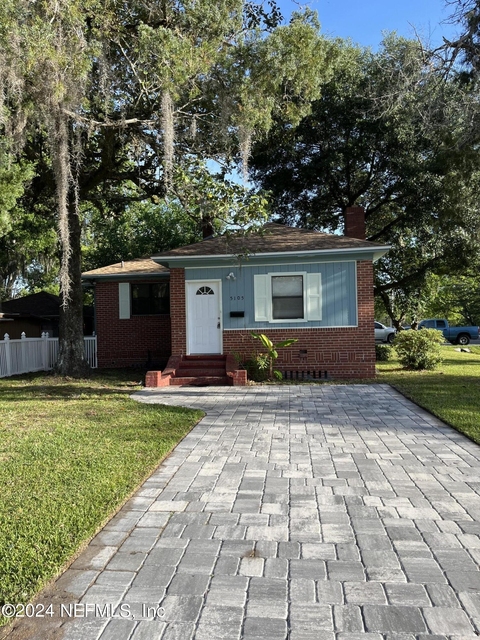 5105 Hollycrest Drive - Photo 1