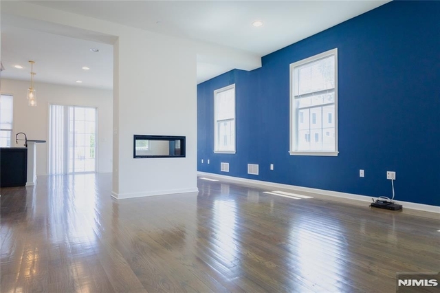165 Roosevelt - Photo 1