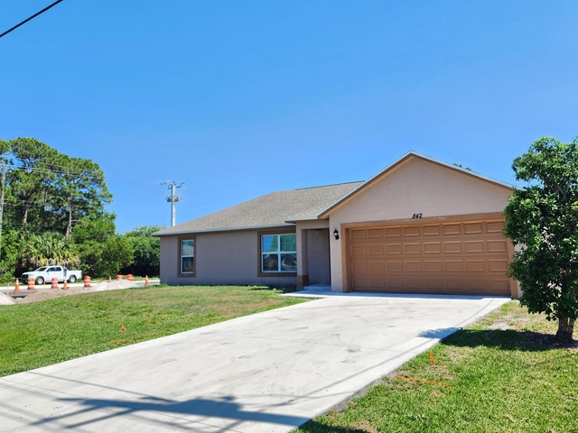 842 Se Walters Terrace - Photo 1