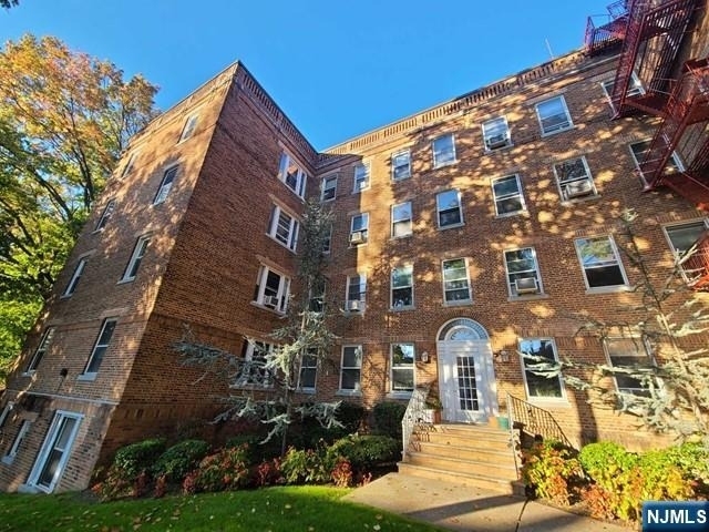 250 Broad - Photo 1