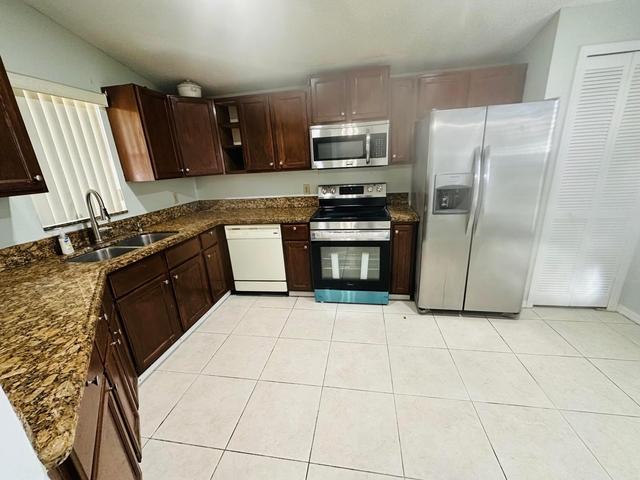 5165 Foxhall Pl - Photo 1