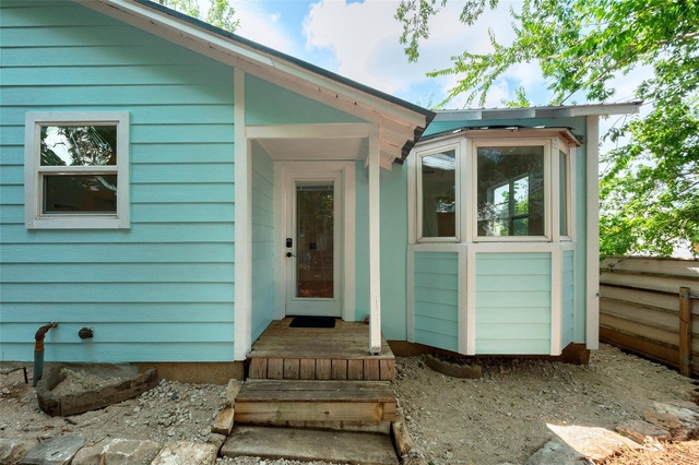 2409 E 9th St - Photo 1