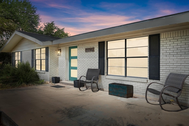 11702 Oak Trl - Photo 1