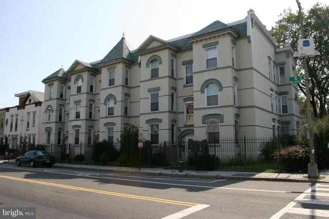 1040 6th Street Ne - Photo 1