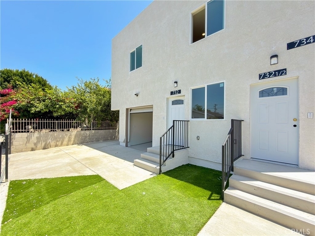 734 E 52nd Street - Photo 1